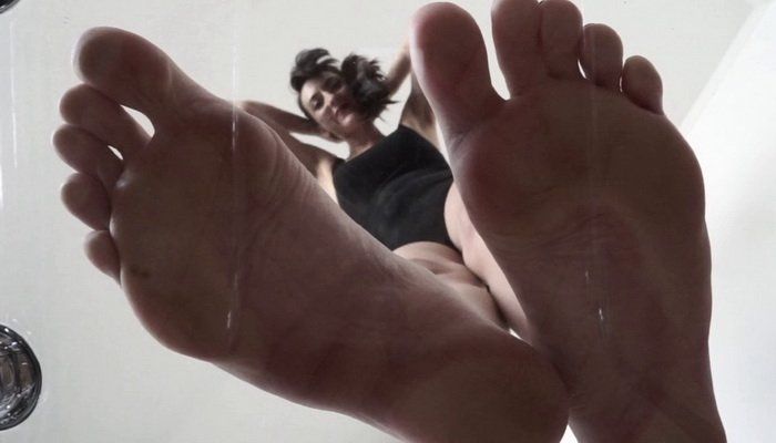 Giantess foot slave
