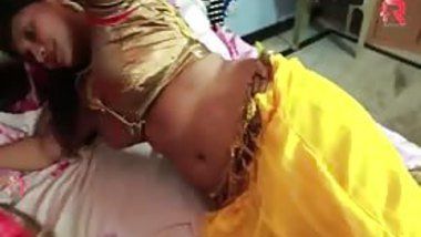 Punkin recommendet yellow saree indian