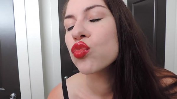 Snappie reccomend glossy lipstick kisses