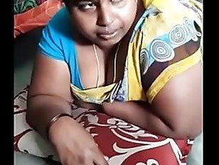 Tamil auntys saree cleavage