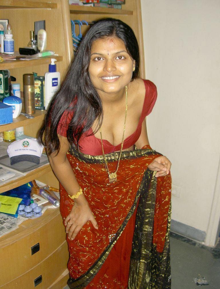 Good D. recomended saree Tamil cleavage auntys