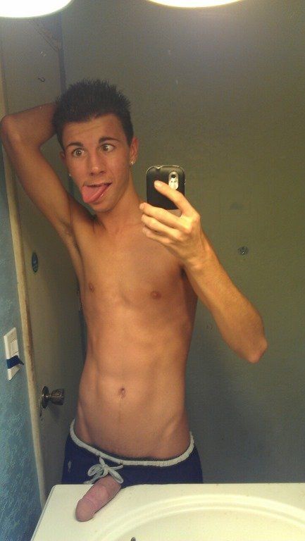 Teen guy nude selfie